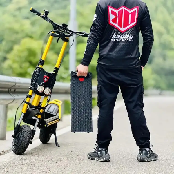 Повнопривідний електросамокат Kaabo Wolf King GTR 72v 35Ah LG Gold Wolf King GTR gold фото